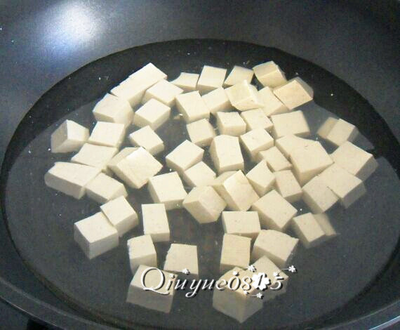 地方菜　四川麻婆豆腐,水里放盐，用水焯一下豆腐，捞出控水。