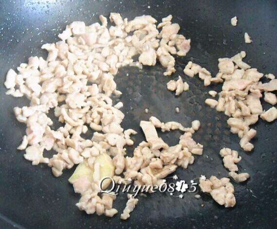 地方菜　四川麻婆豆腐,油热放姜片、放肉末炒，等肉变色后盛出。