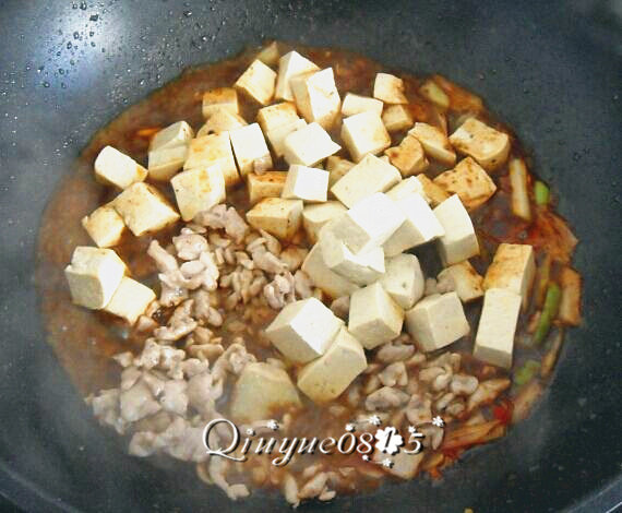 地方菜　四川麻婆豆腐,等水煮开后放豆腐和肉沫，少盐稍炖，勾芡大火收汁，放<a style='color:red;display:inline-block;' href='/shicai/ 847'>香油</a>、<a style='color:red;display:inline-block;' href='/shicai/ 720'>胡椒粉</a>和葱花等。