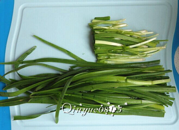 地方菜 河南韭菜面片,<a style='color:red;display:inline-block;' href='/shicai/ 116'>韭菜</a>茎和叶分开切。
