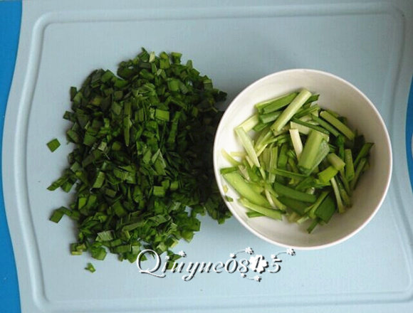 地方菜 河南韭菜面片,韭菜茎切段;韭菜叶切碎。