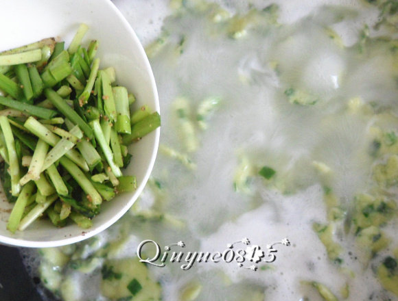 地方菜 河南韭菜面片,等面片煮熟后放腌好的韭菜茎,搅匀。
