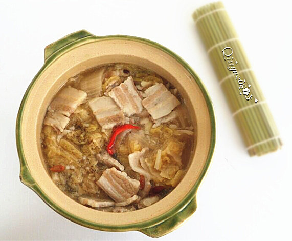 地方菜 东北酸菜白肉,做好以后放点胡椒粉就可以了。