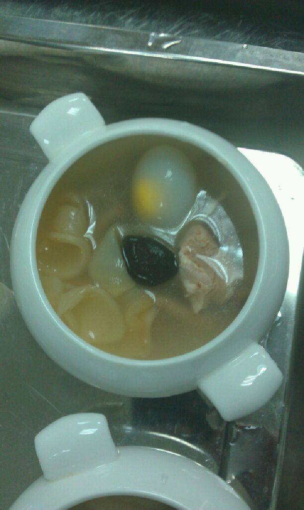 云南珍菌炖野鸽蛋野鸽蛋配花胶