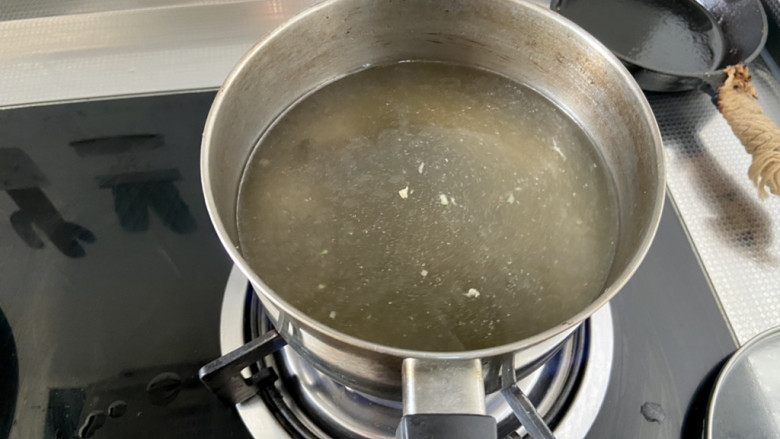 凉拌麻辣鸡丝,水再开,下木耳丝煮一分钟捞出过凉