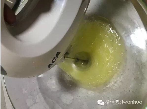 北海道戚风,在蛋清中一次性加入糖40g,用打蛋器打到湿性发泡,大概就是有个大弯角的状态,然后放冰箱备用。当然,你家如果温度不高,不放冰箱也可以,冰箱是为了减少消泡的。