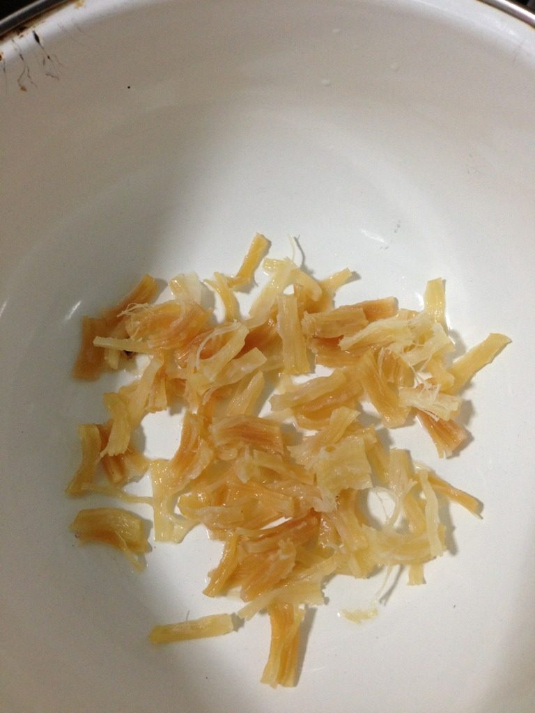 干贝蒸蛋,先把干贝泡水清洗，撕碎