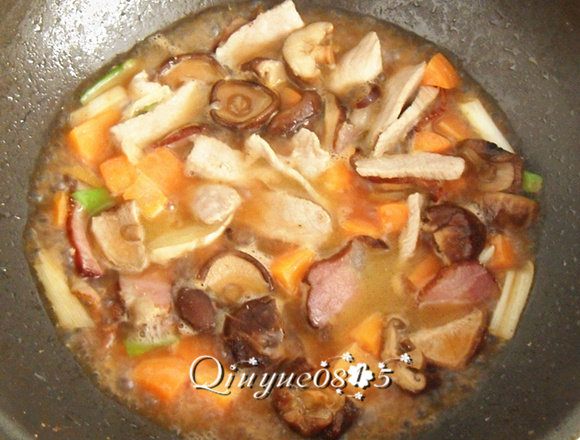 地方菜 粤式煲咸饭,放一点儿水,以没过食材为宜;放一点儿<a style='color:red;display:inline-block;' href='/shicai/ 788'>生抽</a>和盐。