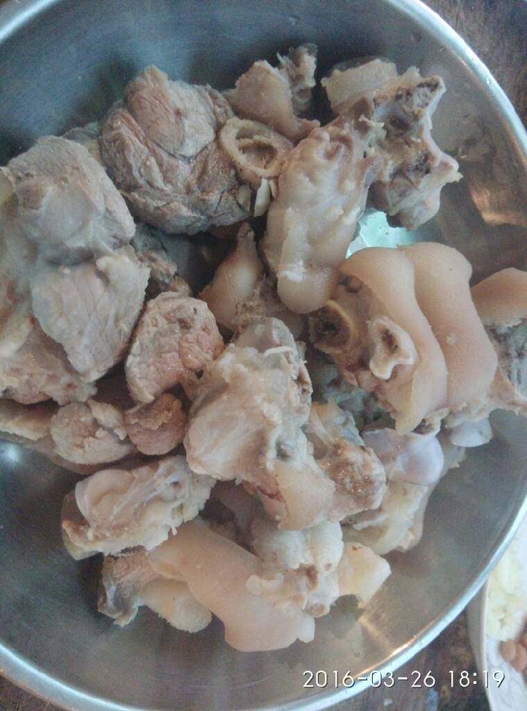 黄酒焖猪蹄,将焯过水的猪脚捞起洗净