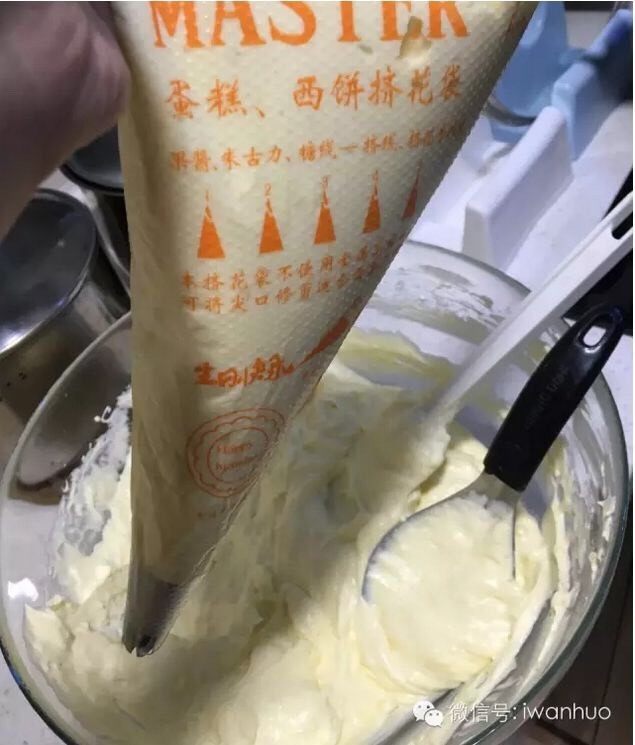 北海道戚风,
拿出裱花带,找一个裱花嘴,然后把香草奶油馅挤到戚风蛋糕中去。