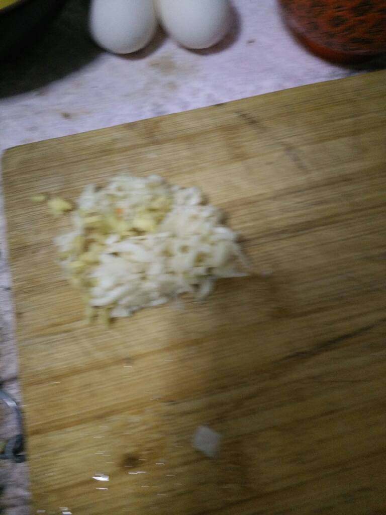 家做北方鱼香肉丝,切姜蒜末,鱼香想要做出好味道,鱼香味主要来自于姜蒜末,所以可以多切一点