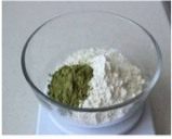 抹茶可丽千层饼,将面粉和抹茶粉混合,搅拌均匀