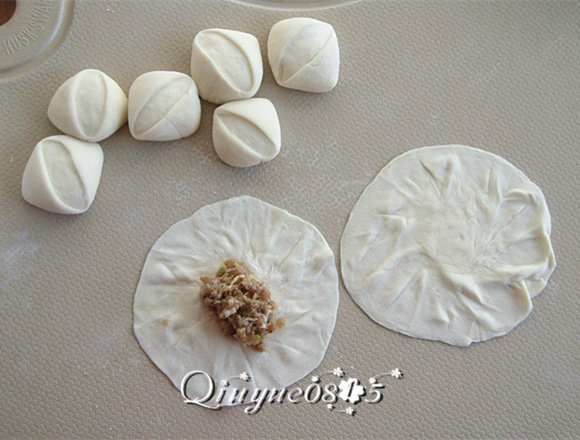 地方菜 烧麦,饺子皮看上去有点儿烧麦皮的意思了吧。放入馅料。