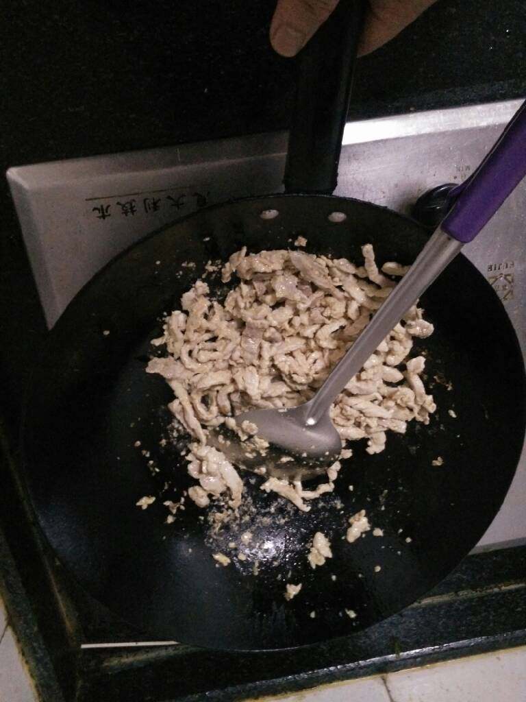 家做北方鱼香肉丝,先把肉炒熟,油温不要太高,不然会粘锅,当然,粘锅也没关系,后面的步骤会把粘锅的淀粉用掉~