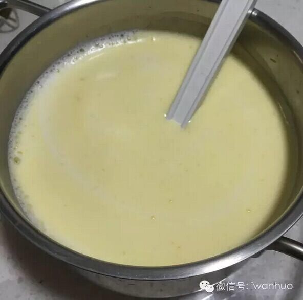 北海道戚风,把上述的蛋黄液重新倒回牛奶锅里,小火加热。一边加热一边搅拌。这时候就会发现锅里的蛋黄牛奶液慢慢结块了,要勤搅动着,因为受热所以锅底的部分是最先凝结的,及时翻上来,让其他部分也开始凝结。