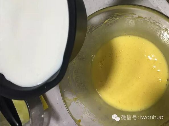 北海道戚风,牛奶加糖倒入锅里煮开。尽量用小火,不时的搅拌着,最好不要出奶皮,如果有奶皮也要挑出来,加在里面味道不好。
将煮开的牛奶的1/3的量慢慢一点一点的加入打发的蛋黄中,一边加入一边搅拌。我使用电动打蛋器低速搅拌的,用筷子或者手工搅拌器都可以,随便你,就是要拌匀,不要结块。