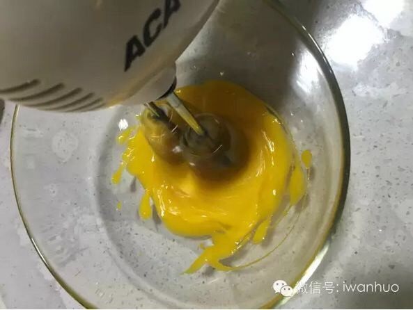 北海道戚风,香草馅的制作:蛋黄用打蛋器打发。