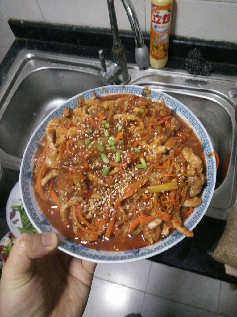 家做北方鱼香肉丝,加点淀粉汁勾芡,出锅,撒上点芝麻,就OK了,而此时粘在锅里的淀粉基本也被炒进菜里了~