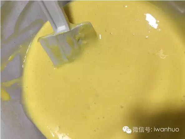 北海道戚风,建议用切拌的方式,拌到看不到干粉为止。