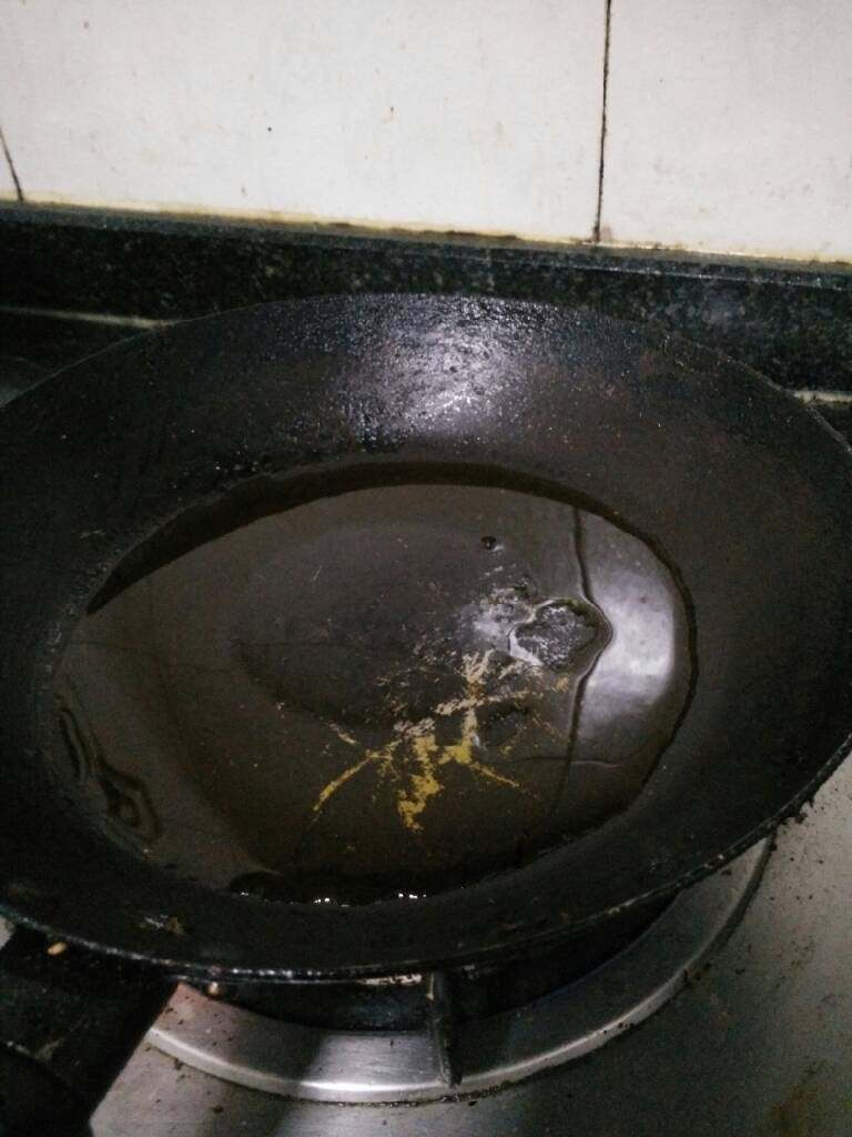 生煎水饺,在平底锅里加入1/2-2/3锅底的油,油不要太多,平倒1/2-2/3锅底即可,并加热