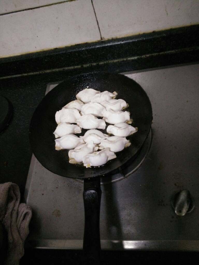 生煎水饺,油热后关火,并码放水饺,当然,每次做最好都做一锅,这样饺子不容易倒,相互也有支撑…
