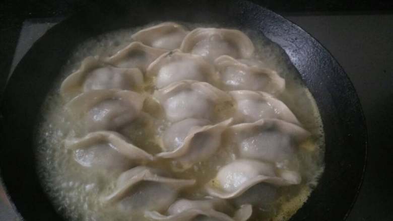 生煎水饺,开盖,并将水煮干,煮干后就自动开始煎底下那个脆边了,此时撒上<a style='color:red;display:inline-block;' href='/shicai/ 666'>芝麻</a>,而且要注意从筷子推下每个饺子,防止粘锅,等到下边基本都金黄了就可以出锅了
