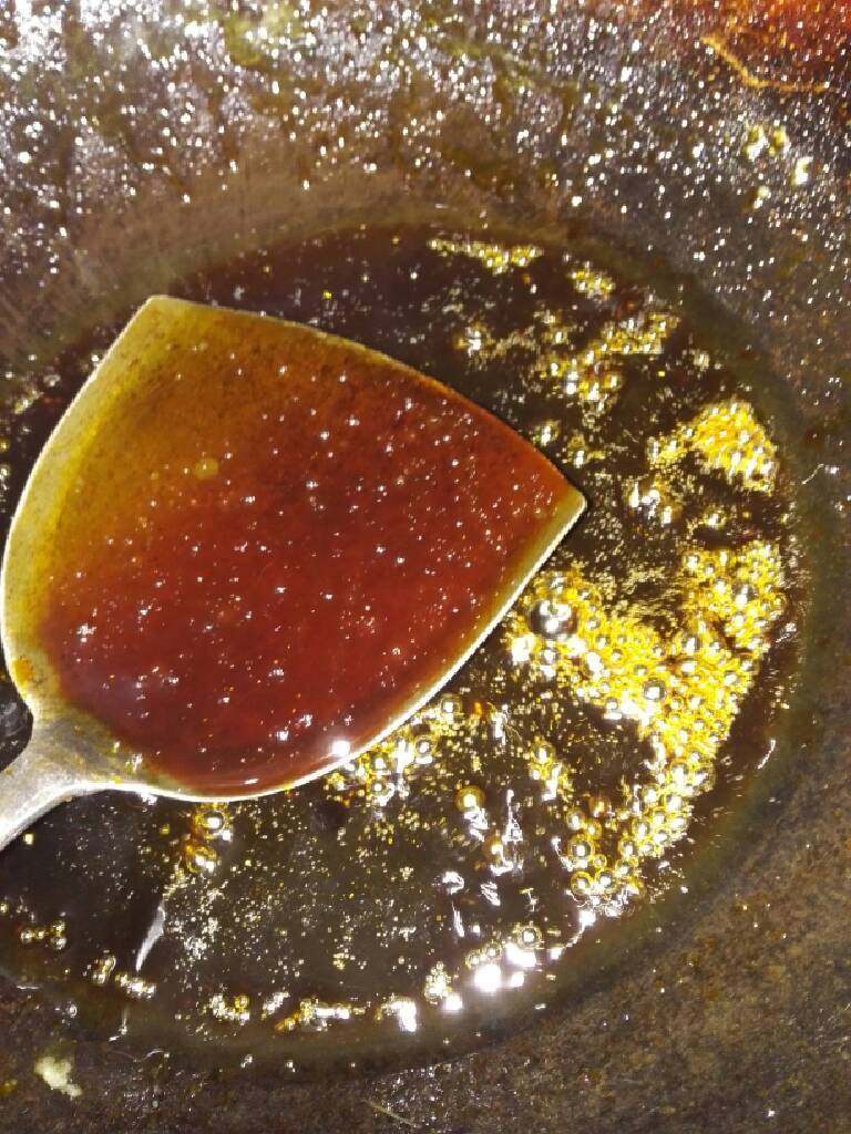 地方菜 毛氏红烧肉,锅加适量水,碎冰糖,小火用锅铲一直不停搅动,至锅里糖全部熬化,呈棕红色,微微翻气泡,加一小碗清水烧开即可。
