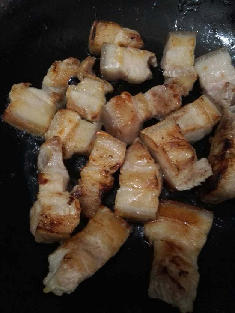 地方菜 毛氏红烧肉,想要肉肥而不腻,这一步也比较重要,小火下肉,慢慢煸炒,把肉和皮的油脂逼出来一些,至表面微黄。