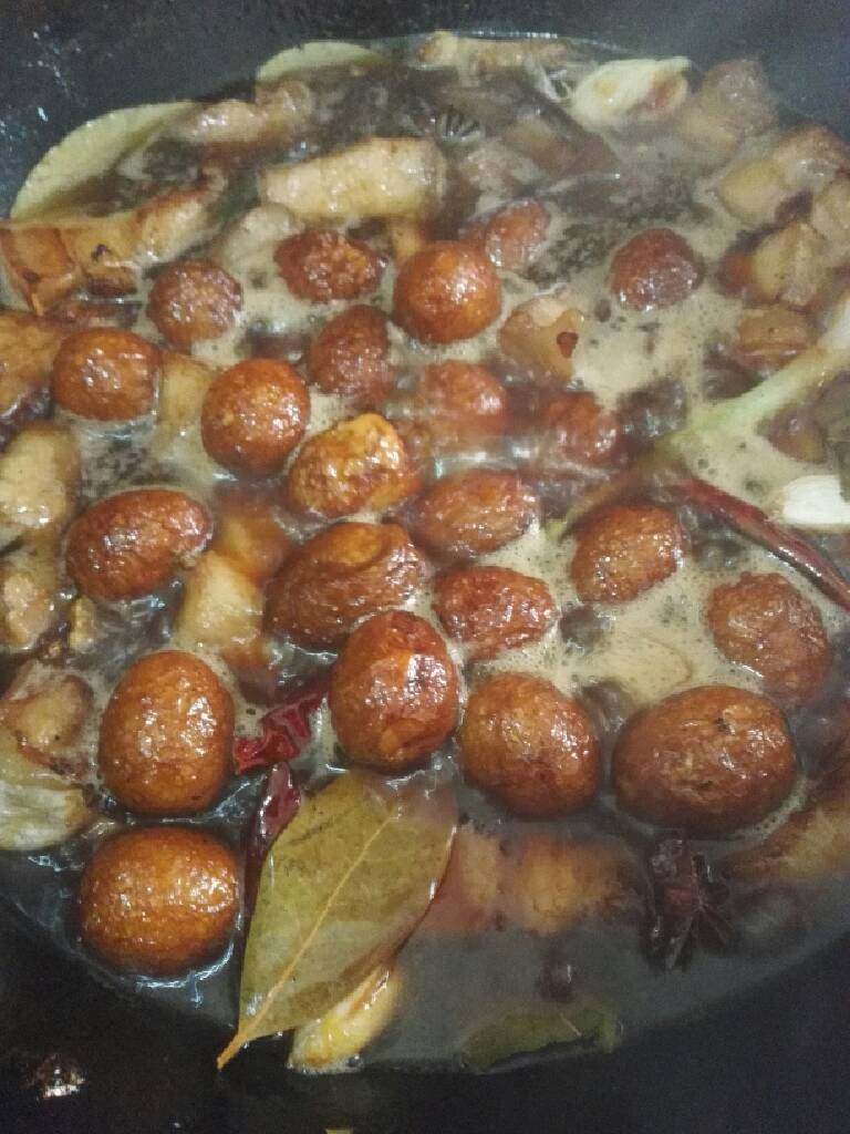 地方菜 毛氏红烧肉,加入适量水,炒好的糖色(注意一定不要加酱油,也不要加老抽,加啦就不好看咯!),适量料酒,大火烧开转小火慢炖70~80分钟。