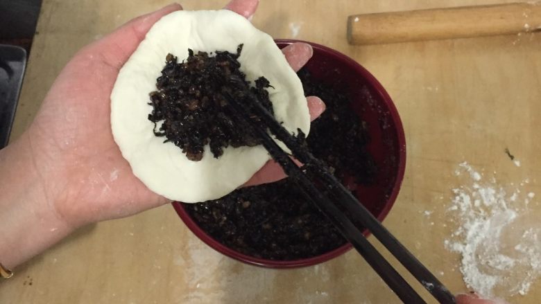 干菜饼,把醒好的面揉好,切成小刀切的样子,压平馅料放一瓢羹就够了,像包包子包好.