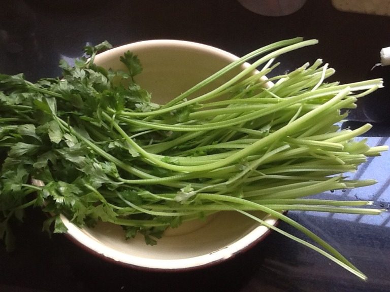 芹菜拌面,将洗好的芹菜水沥干，切成一厘米的小段放好。