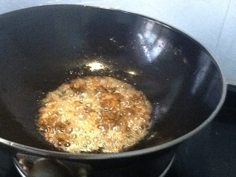 芹菜拌面,油放平时炒菜的两倍，把肉用小火炒熟，加酱油，盐。