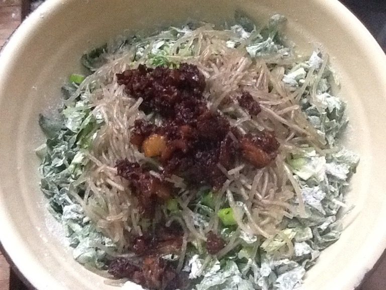 芹菜拌面,然后把肉放在菜上面或者拌入菜中。