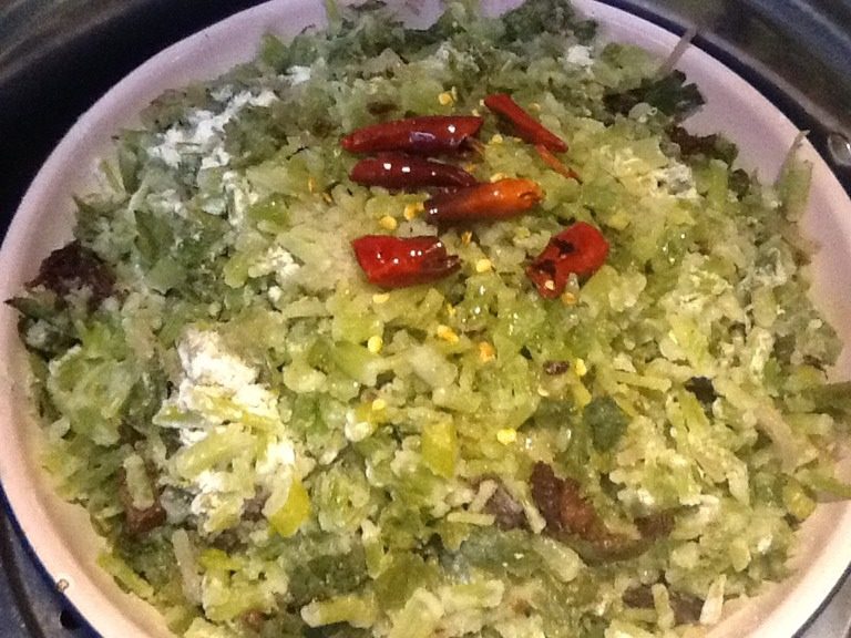 芹菜拌面,上锅蒸10分钟左右，出锅。加入几个干辣椒用油烹一下。完成了。