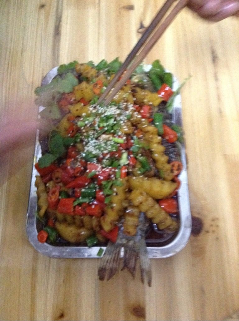 川味烤鱼,炒料'加油油热爆葱姜蒜,加上火锅料适量,花椒辣椒水,下配菜,青红辣椒起锅钱放避免变色
