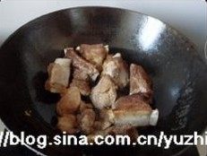 芬达话梅烧排骨,炒锅放少许油,放入排骨,小火两面煎至微黄色