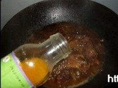 芬达话梅烧排骨,小火慢炖,等到锅内的汤汁还剩一半的量时,加几滴<a style='color:red;display:inline-block;' href='/shicai/ 156200'>浓缩橙汁</a>(如果你的话梅比较酸的话,橙汁也可不加)