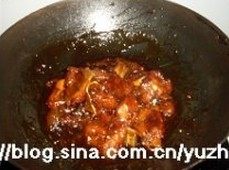 芬达话梅烧排骨,炖至汤汁浓稠,锅内的汤汁完全的包裹到排骨上时,关火出锅即可