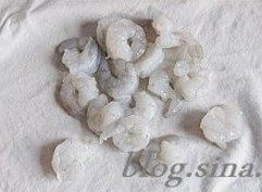 水晶虾仁,在虾仁里加入一点盐调用手抓匀,再把表面的水分用布吸干;