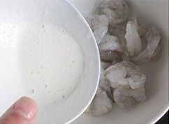 水晶虾仁,把调好的糊倒入虾仁里,用手转匀,时间在3-5分钟,放入冰箱冷藏1个小时;