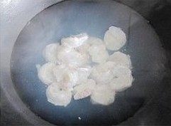 水晶虾仁,锅里把水煮开后关火,过一分钟后再放入虾仁,半分钟后即可拿出备用;