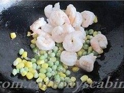 水晶虾仁,继续开最小火,加入上面的调料,放入虾仁,开大火翻炒几下,汁水变得浓稠即可马上关火,装盘。
