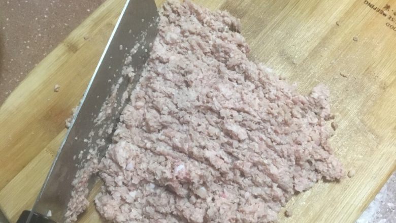 鲜肉大包,五花肉用水煮熟,切成肉末。