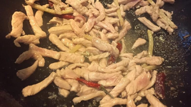 地方菜香辣肉丝,加入里脊肉炒至变色