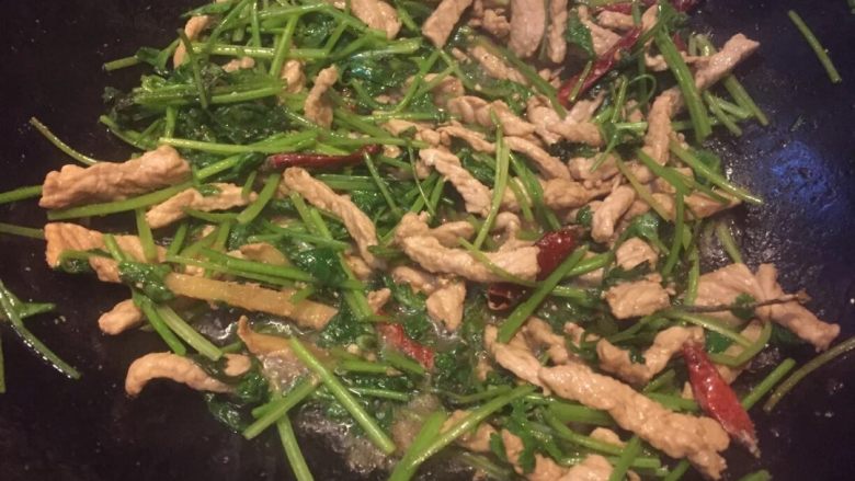 地方菜香辣肉丝,撒适量盐翻炒均匀