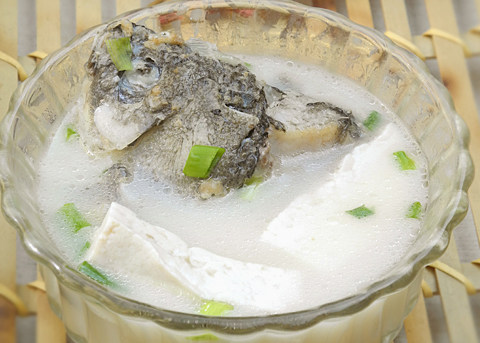 鲫鱼头豆腐汤