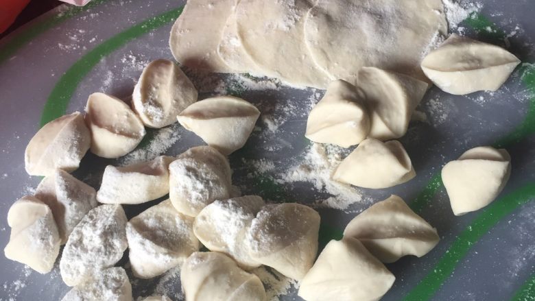 泡菜饺子,前面的步骤忘记了拍照了。我个人比较喜欢自己杆皮,吃的有嚼劲,煮的时候也不容易烂。