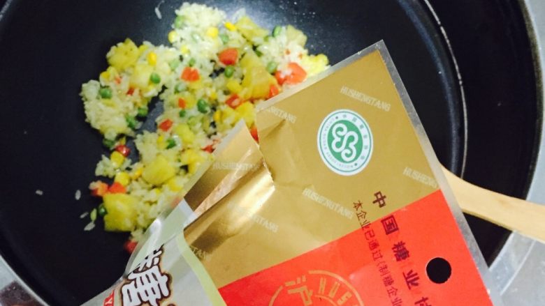 好好ci牌 甜糯米菠萝饭,加<a style='color:red;display:inline-block;' href='/shicai/ 869'>白砂糖</a>~ 小火 翻炒均匀