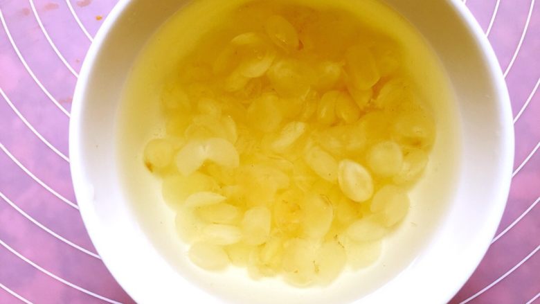 桃胶皂米羹,皂米洗净用水浸泡十二小时。