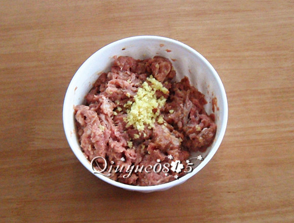 地方菜　山西胡萝卜羊肉馅扁食,肉馅放入<a style='color:red;display:inline-block;' href='/shicai/ 718'>料酒</a>、<a style='color:red;display:inline-block;' href='/shicai/ 851'>橄榄油</a>、<a style='color:red;display:inline-block;' href='/shicai/ 2800'>生姜</a>末腌制